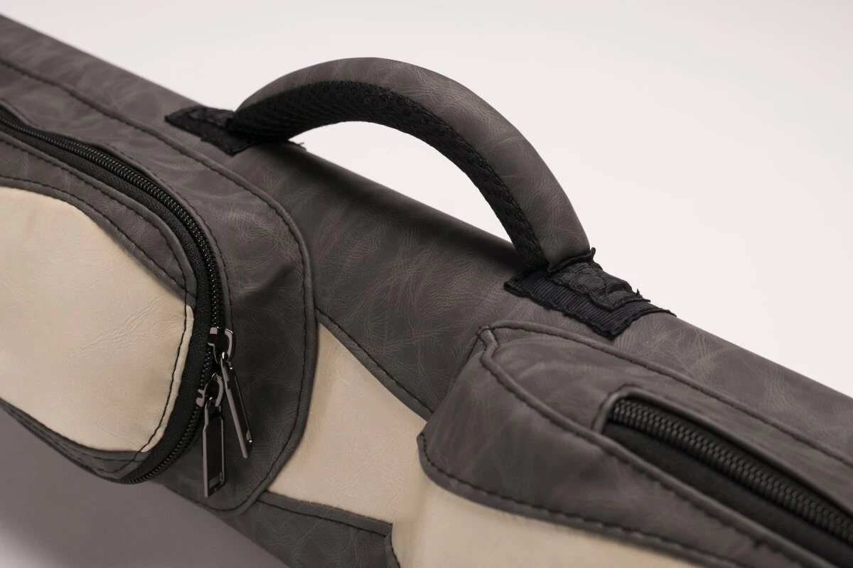 CUEL Billard-Köcher Suede Grey 2/4 Für Pool-Billard-Queues, Aus Kunst-Wildleder, Mit Schultergurt, Tragegriff Und Zwei Seitentaschen Für Billardzubehör 3 CUEL Billard-Köcher Suede Grey 2/4 Für Pool-Billard-Queues, Aus Kunst-Wildleder, Mit Schultergurt, Tragegriff Und Zwei Seitentaschen Für Billardzubehör – Bild 3