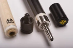 Demon DF0-001 Billard-Queue Für Poolbillard, 2-teilig, Mit Totenkopfdesign, Klebeleder, Vollholz-Oberteil, Leinen-Griffband Inkl. Gewindeschoner -Billardladen demon df0 001 pool billard queue 2 teilig mit klebeleder4