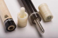 Demon DF1-001 Billard-Queue Für Poolbillard, 2-teilig, Mit Qualitäts-Klebeleder, Vollholz-Oberteil, Leinen-Griffband Inkl. Gewindeschoner -Billardladen demon df1 001 pool billard queue 2 teilig mit klebeleder4