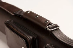 CUEL Billard-Köcher „Hustler Brown“ 2/4 Für Pool-Billard-Queues, Braun, Aus Feinem Kunstleder, Mit Drei Seitentaschen Für Billardzubehör -Billardladen koecher hustler brown 24 fuer pool billard queues4