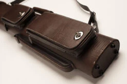 CUEL Billard-Köcher „Hustler Brown“ 2/4 Für Pool-Billard-Queues, Braun, Aus Feinem Kunstleder, Mit Drei Seitentaschen Für Billardzubehör -Billardladen koecher hustler brown 24 fuer pool billard queues6