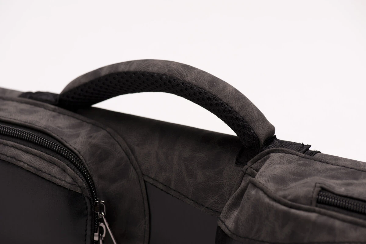 CUEL Billard-Köcher Suede Black 2/2 Für Pool-Billard-Queues, Aus Kunst-Wildleder, Mit Schultergurt, Tragegriff Und Zwei Seitentaschen Für Billardzubehör 5 CUEL Billard-Köcher Suede Black 2/2 Für Pool-Billard-Queues, Aus Kunst-Wildleder, Mit Schultergurt, Tragegriff Und Zwei Seitentaschen Für Billardzubehör – Bild 5