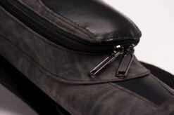 CUEL Billard-Köcher Suede Black 2/2 Für Pool-Billard-Queues, Aus Kunst-Wildleder, Mit Schultergurt, Tragegriff Und Zwei Seitentaschen Für Billardzubehör 13 CUEL Billard-Köcher Suede Black 2/2 Für Pool-Billard-Queues, Aus Kunst-Wildleder, Mit Schultergurt, Tragegriff Und Zwei Seitentaschen Für Billardzubehör -Billardladen koecher suede black 22 fuer pool billard queues7