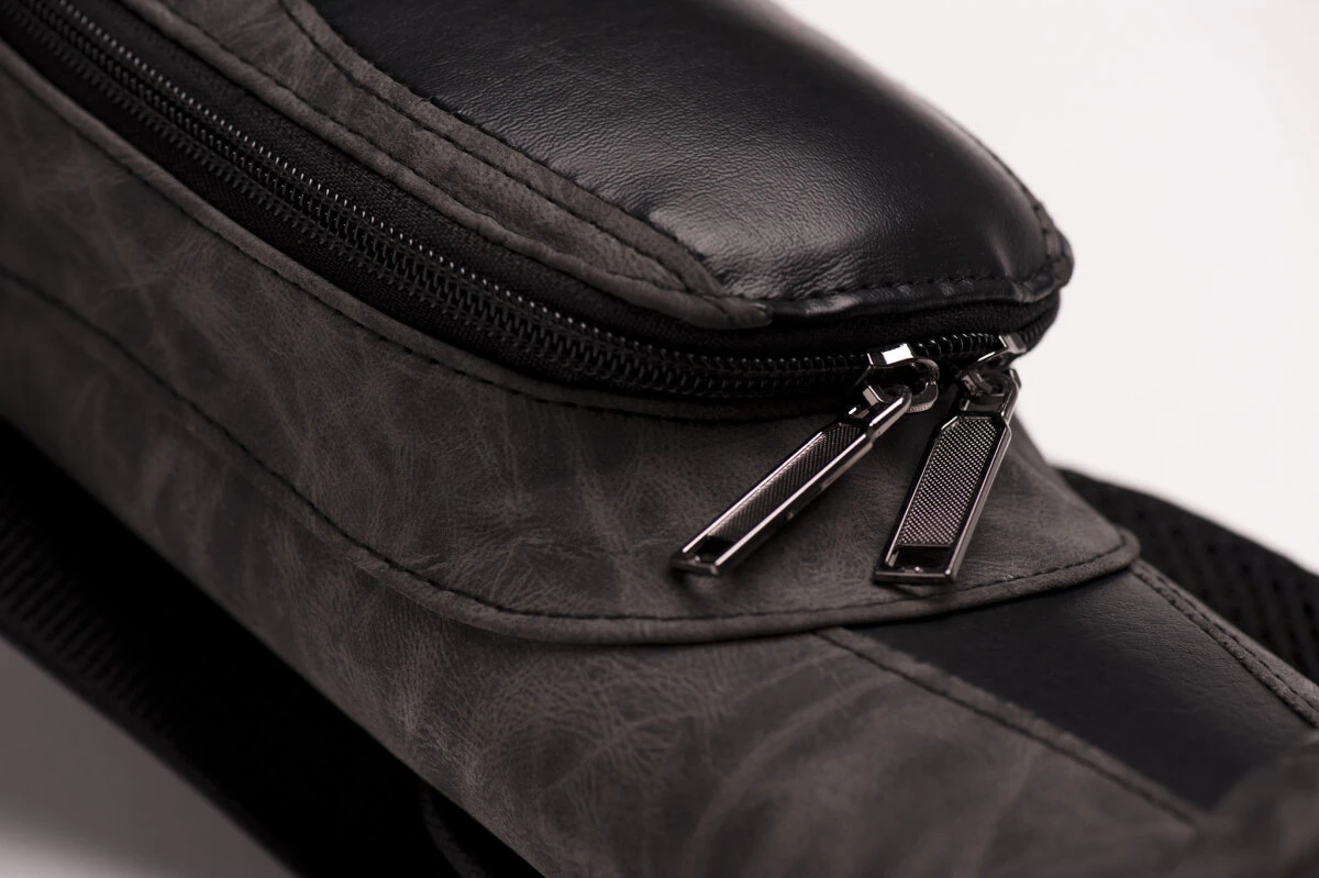 CUEL Billard-Köcher Suede Black 2/2 Für Pool-Billard-Queues, Aus Kunst-Wildleder, Mit Schultergurt, Tragegriff Und Zwei Seitentaschen Für Billardzubehör 7 CUEL Billard-Köcher Suede Black 2/2 Für Pool-Billard-Queues, Aus Kunst-Wildleder, Mit Schultergurt, Tragegriff Und Zwei Seitentaschen Für Billardzubehör – Bild 7