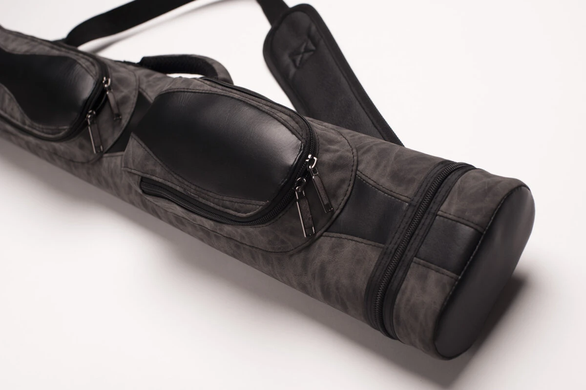 CUEL Billard-Köcher Suede Black 2/4 Für Pool-Billard-Queues, Aus Kunst-Wildleder, Mit Schultergurt, Tragegriff Und Zwei Seitentaschen Für Billardzubehör 1 CUEL Billard-Köcher Suede Black 2/4 Für Pool-Billard-Queues, Aus Kunst-Wildleder, Mit Schultergurt, Tragegriff Und Zwei Seitentaschen Für Billardzubehör