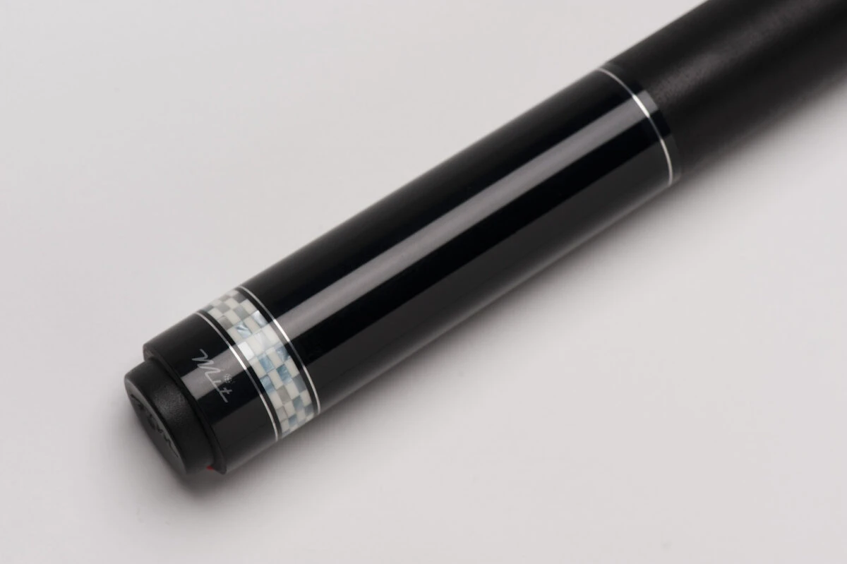 MIT MF2-001 Pool-Billard-Queue, 2-teilig, Mit Klebeleder, Vollholz-Oberteil, Leinen-Griffband, Inkl. Gewindeschoner 4 MIT MF2-001 Pool-Billard-Queue, 2-teilig, Mit Klebeleder, Vollholz-Oberteil, Leinen-Griffband, Inkl. Gewindeschoner – Bild 4