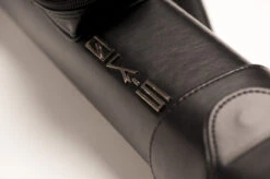 QK-S Billard-Köcher Artillery 2/3 Für Pool-Billard-Queues, Aus Vinyl Und Nylon, Mit Schultergurt, Tragegriff Und Seitentaschen Für Billardzubehör -Billardladen qk s koecher artillery fuer pool billard queues6