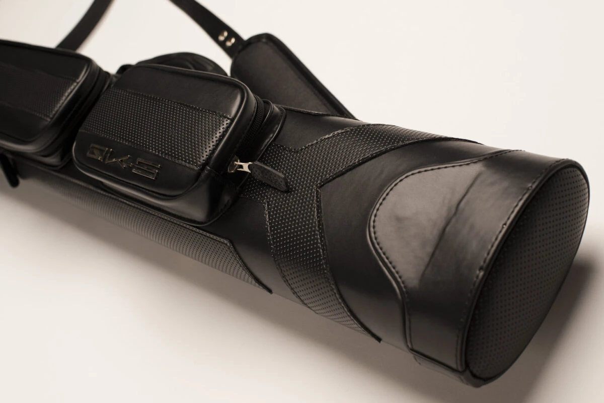 QK-S Billard-Köcher Samurai 2/4 Für Pool-Billard-Queues, Aus Vinyl Und Nylon, Mit Schultergurt, Tragegriff Und Seitentaschen Für Billardzubehör 1 QK-S Billard-Köcher Samurai 2/4 Für Pool-Billard-Queues, Aus Vinyl Und Nylon, Mit Schultergurt, Tragegriff Und Seitentaschen Für Billardzubehör