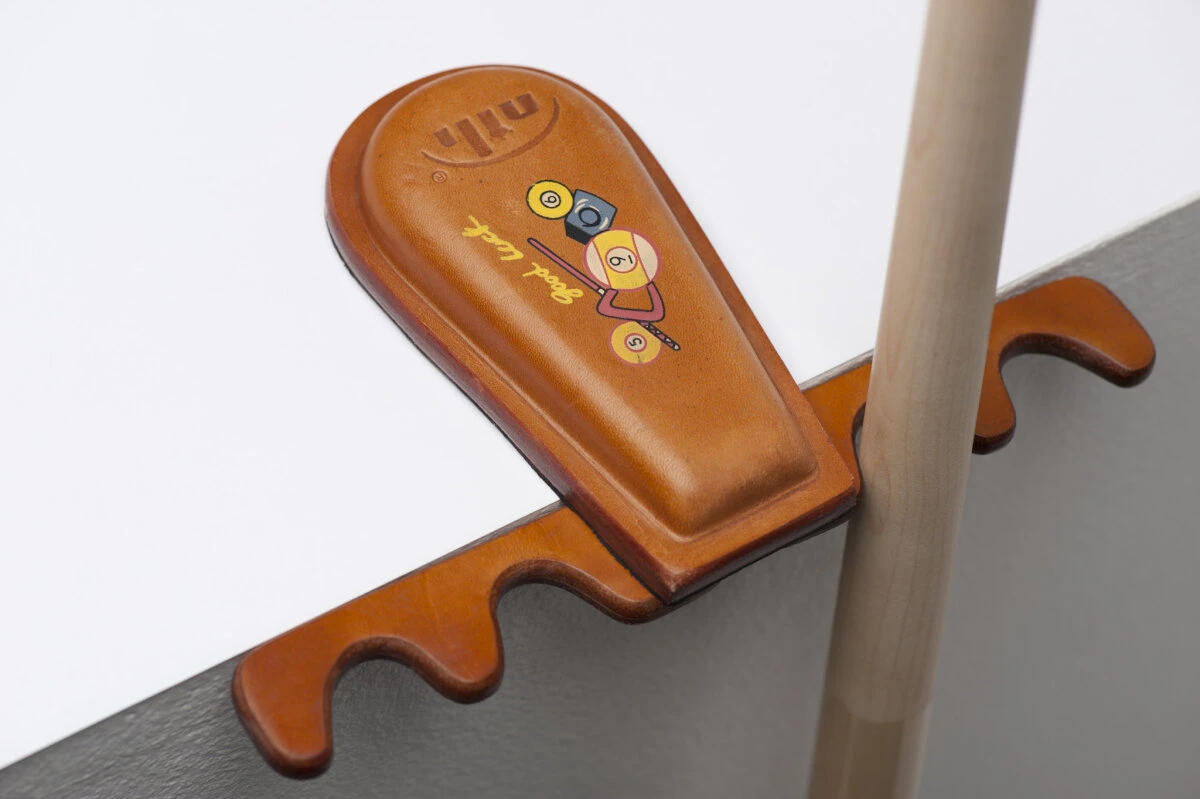 Queuehalter Aus Leder Für 4 Queues Mit Aufdruck 1 Queuehalter Aus Leder Für 4 Queues Mit Aufdruck