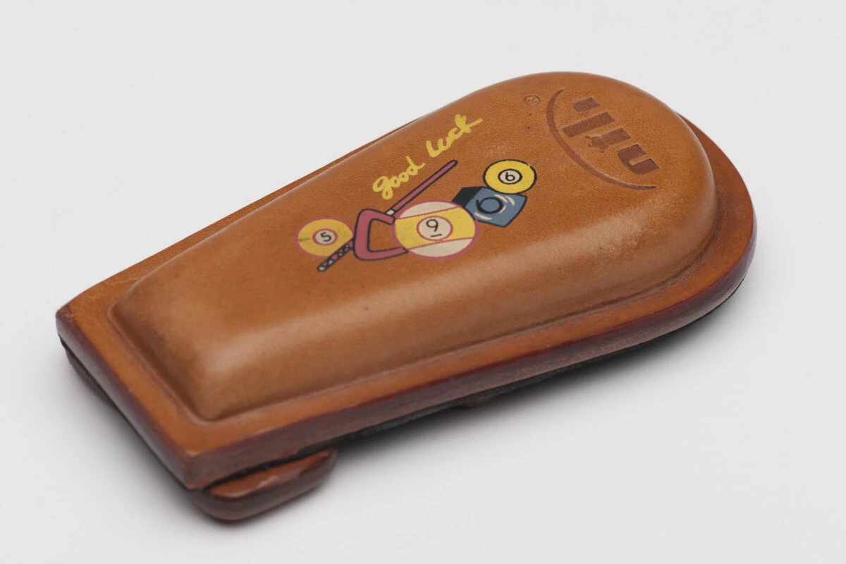 Queuehalter Aus Leder Für 4 Queues Mit Aufdruck 3 Queuehalter Aus Leder Für 4 Queues Mit Aufdruck – Bild 3